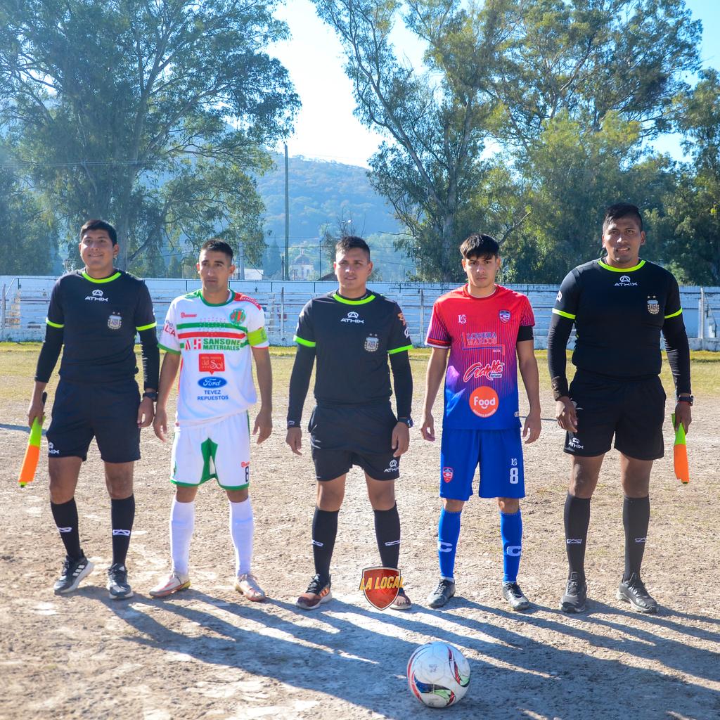 crypto_solflow's tweet photo. #Anual2023| Zona 2 - Fecha 12 |

La terna arbitral del partido está conformada por:

Árbitro: Matias Alfaro
Asistente 1: Andres Cruz
Asistente 2: Franco Acosta
Asistente deportivo: Pablo Crespo

#SanMiguel 0
#Cachorros 0 https://t.co/cHf30TeYyO