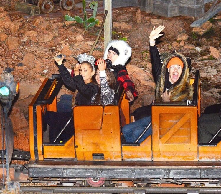 Ariana Grande Rares on a rollercoaster
                     (A thread🧵)
