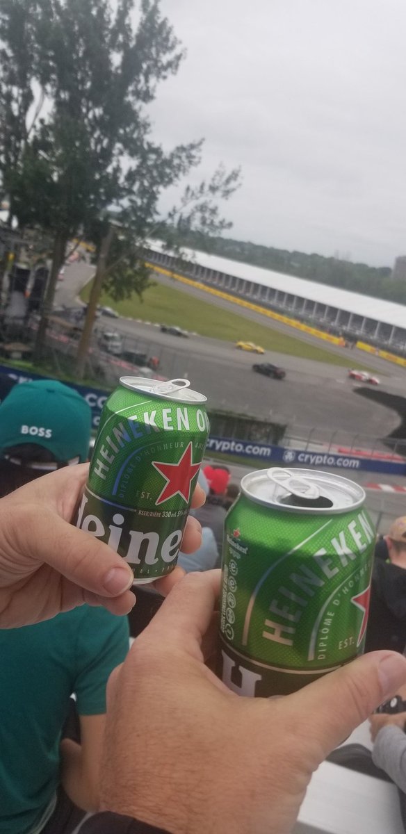 Don19hockey's tweet image. Cheers 🍻 avec mon race buddy.
Challenge Ferrari avant la course F1
#funweekend 😎