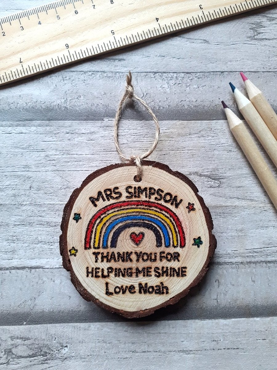 Anyone planning ahead for #teacher gifts? This hand burnt wooden slice is a lovely personalised gift for end of term.

etsy.me/3oZ7oAV via @Etsy

#ukcraftershour #firsttmaster #TeacherAppreciation #teachertwitter #shopindie #etsygifts #EtsyHandmade #SBS #handmadehour