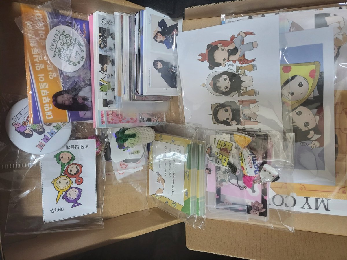 moo_dulgi's tweet photo. 3일 동안 나눔 하면서 많은 무무분들을 만나며 많은 간식도 받고, 굿즈를 주고 가시기도 했는데요, 나눔하는 것에 부족함이 많이 있었지만 찾아와주시고 나눔 및 뽑기에 참여해주신분들 모두 감사했습니다! 현재 남은 포카는 이벤트나 다음 나눔 때 같이 하겠습니다. 다시 한 번 감사드립니다! https://t.co/0WNB2pjaZB