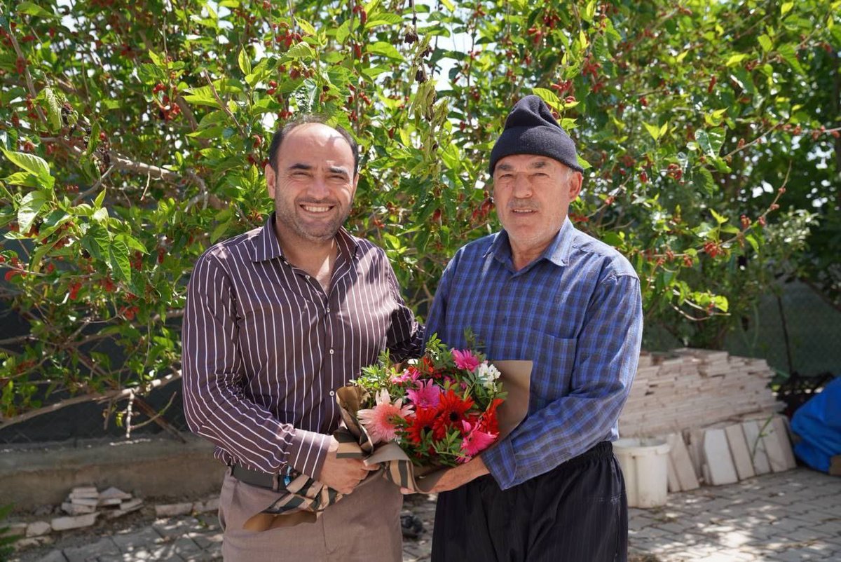 “Evlatları için ‘Vatan sağ olsun’ diyen Kahraman Şehitlerimiz Adem Şimşek, İsa Topal ve Hakan Kuzucu’nun ailelerini ziyaret edip, şehit babalarımızın Babalar Günü'nü kutladık.
Vatan size minnettar. 🇹🇷