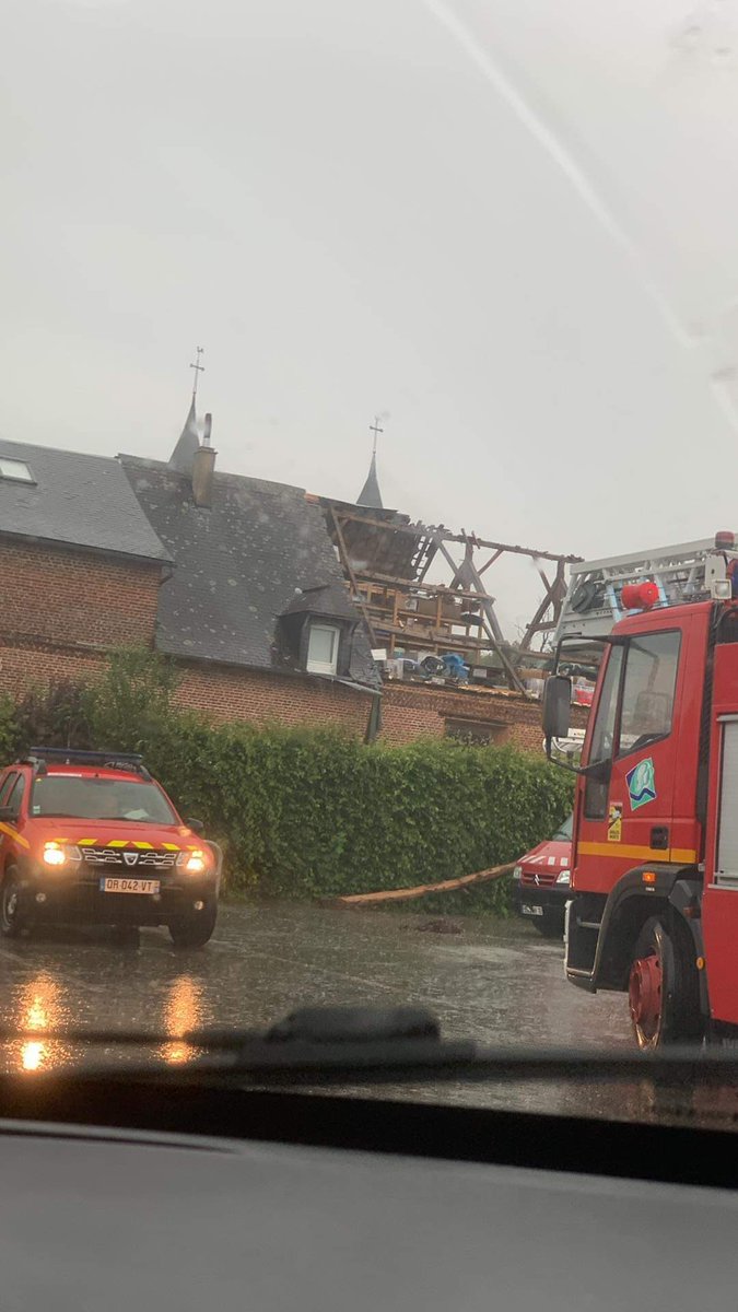 InfosFrancaises's tweet photo. INTEMPÉRIES : Des dégâts signalés après le passage d'une #tornade à #Motteville, en Normandie. (Facebook - Mathilde Clrgt / @corentin7888) https://t.co/neRnhQFZoJ