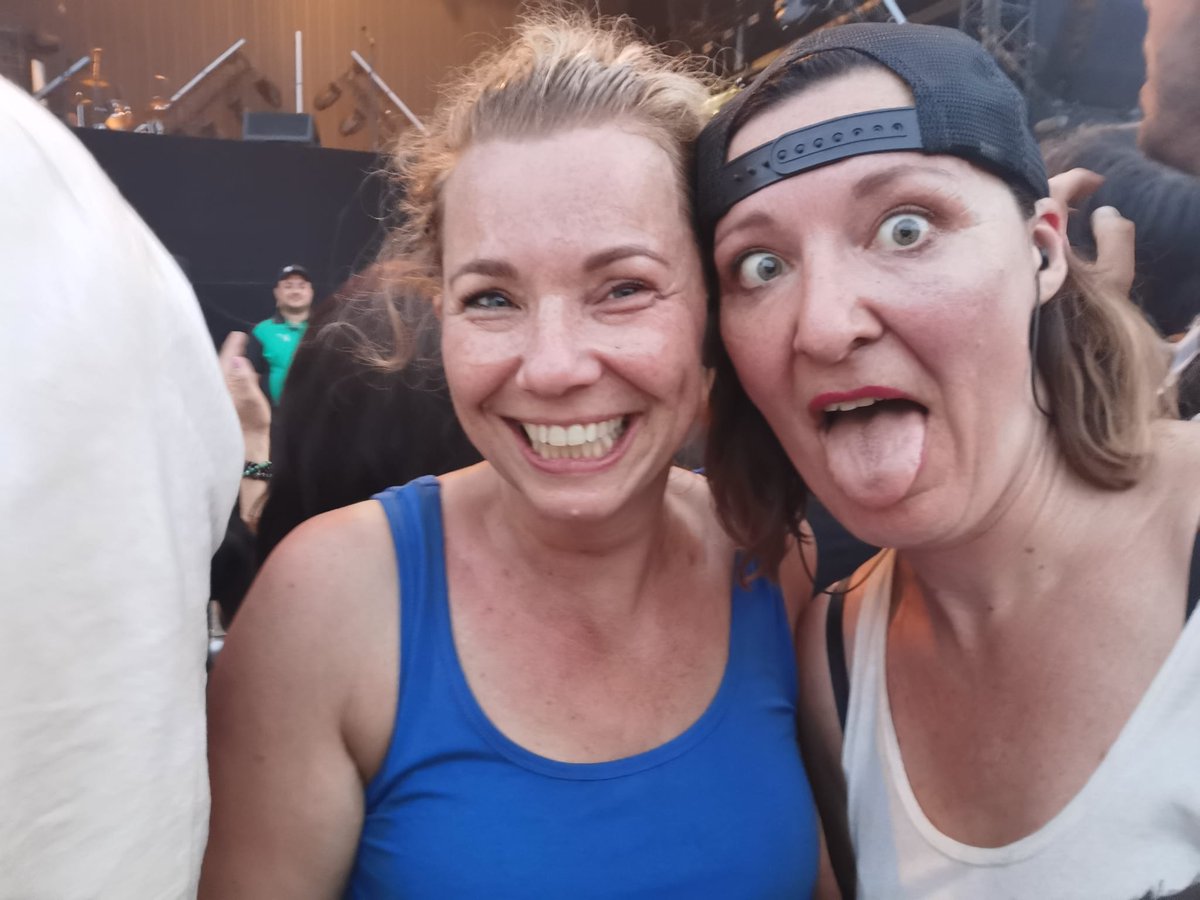 Manonzin80's tweet photo. Voor en na de #joshpit🥰
#qotsa #Pinkpop #PP23 https://t.co/mFCiLuWktW