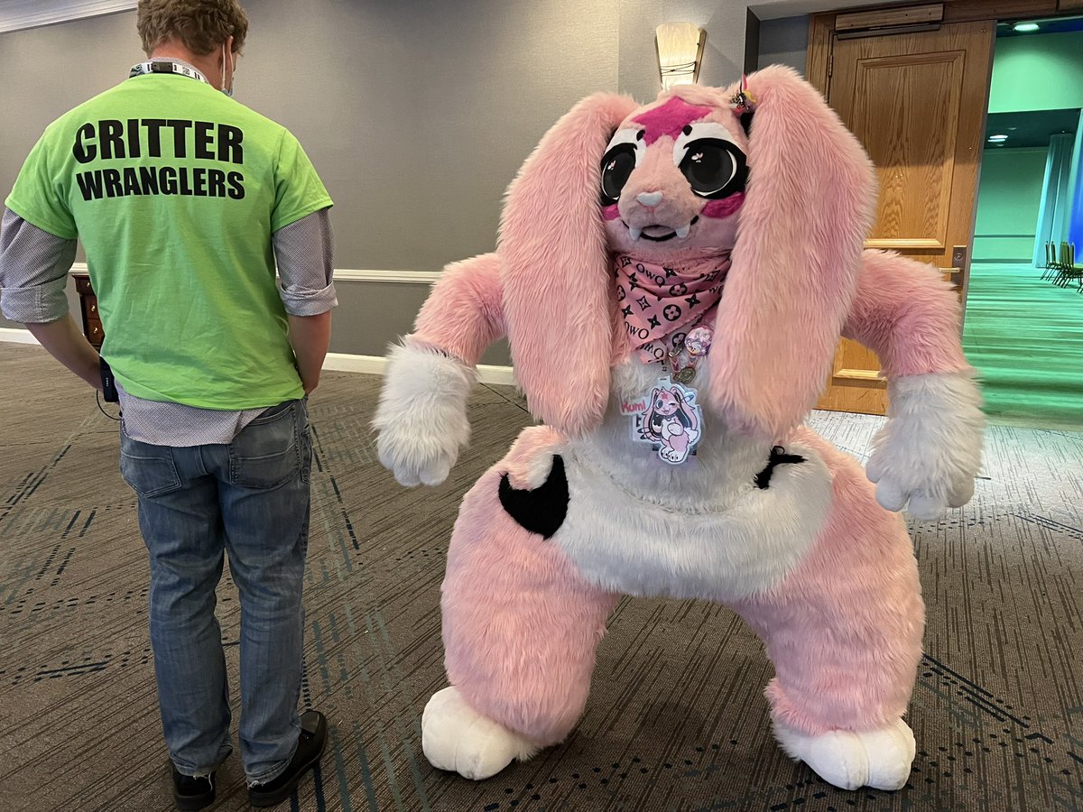 it’s a good thing this con has critter wranglers, i hear there’s crazy bnuys on the loose… 

#Stratosfur2023