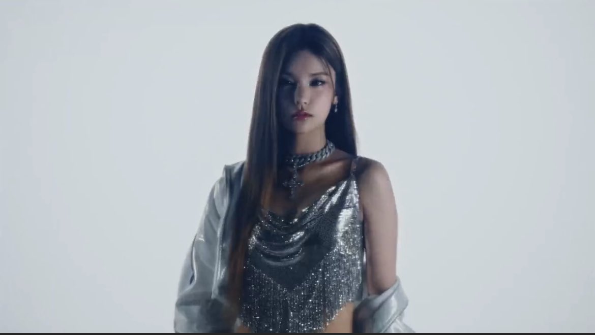 Yeji in this silver outfit giving the hottest nuna at the club vibe, like lee hyori vibe 

Oh my god

ITZY IS COMING BACK
#ITZYComeback #ITZY_KILLMYDOUBT 
#ITZY_CAKE @ITZYofficial