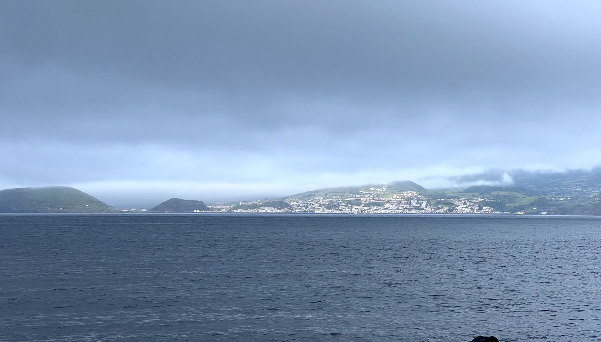 Heute Morgen grau verhangener Himmel mit Schauern über #Faial und #IlhaDoPico. Da wusste ich noch nicht, was mich heute noch erwartet.
