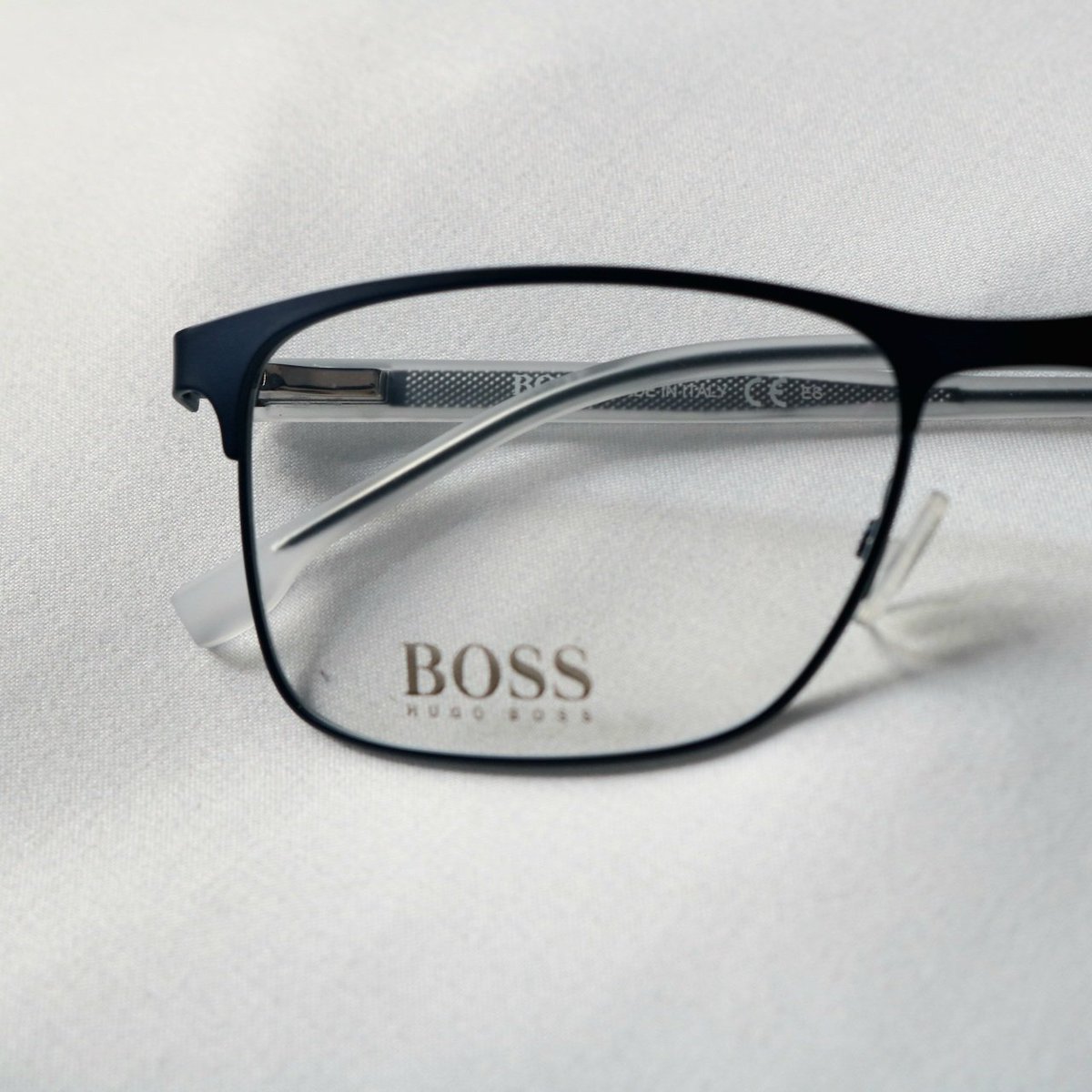 OpticaGill's tweet photo. Celebra el Día del Padre con estilo🎁

Para el papá a la moda, el papá activo y el papá práctico, armazones #HugoBoss será el regalo perfecto que disfrutará durante todo el verano.

#FelizDiaDelPadre #Guayaquil #Ecuador #DiaDelPadre 🎉 https://t.co/U7WGspdF88