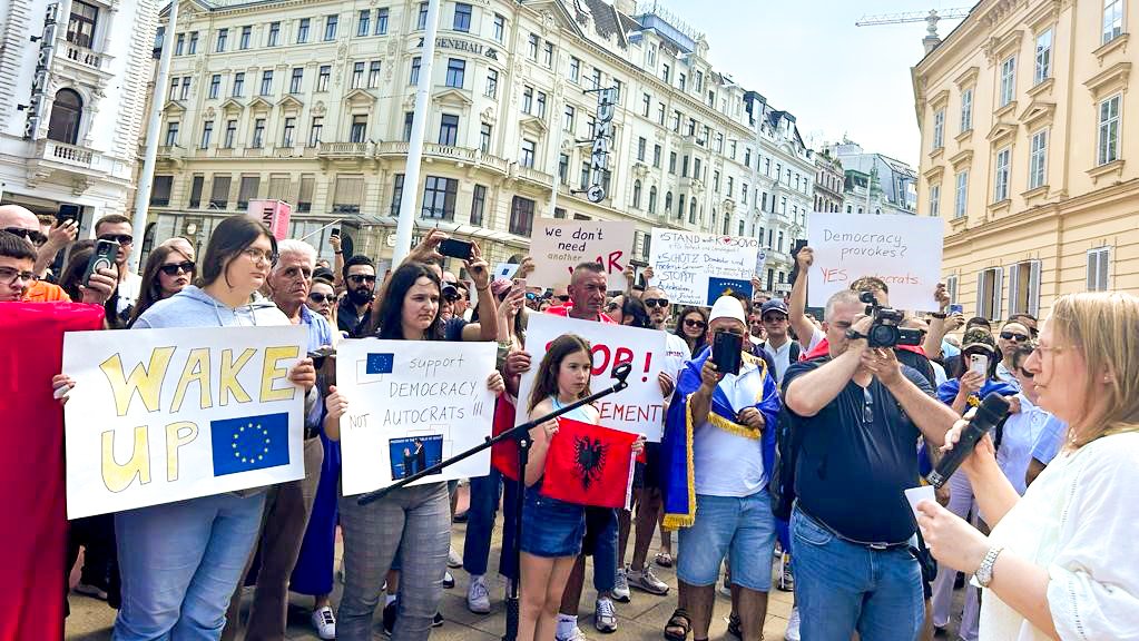 Today in Vienna - Place of Human Rights - a loud voice for Democracy und Peace and Support for #Kosovo. STOP appeasement and STOP support for autocrats. 

Thank you all. You were great.

#StandWithKosovo #StandWithKosova