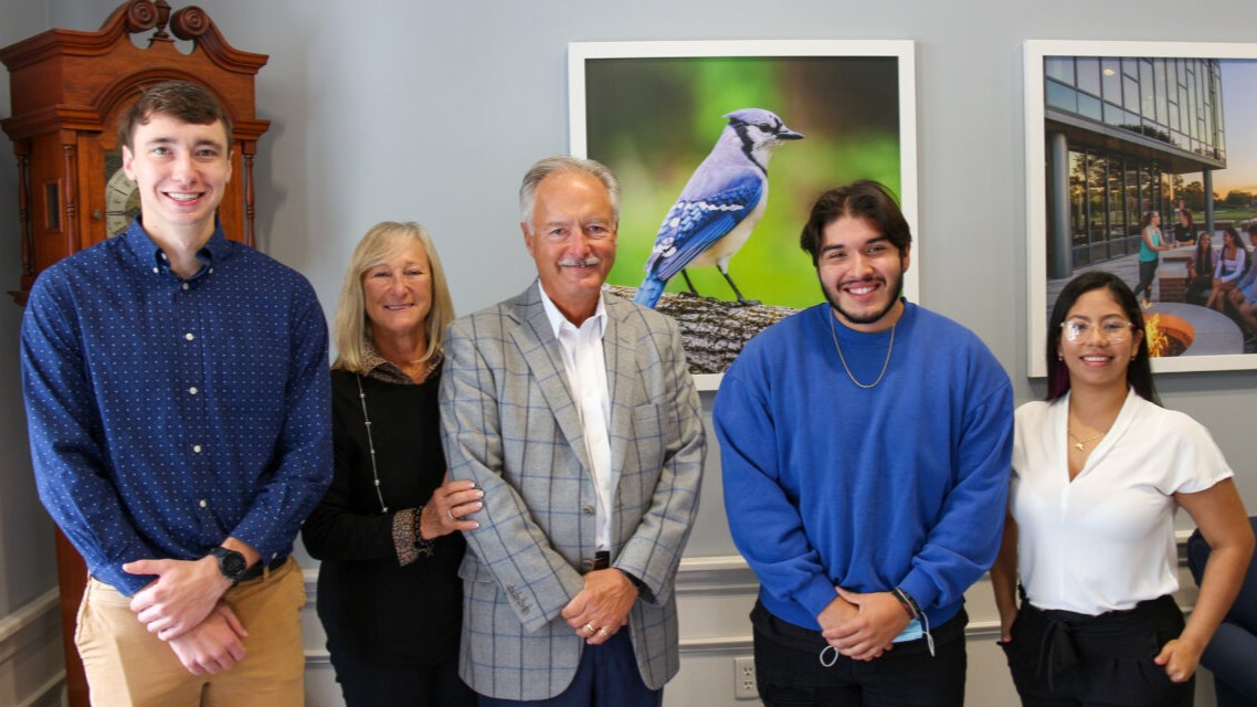 EtownCollege's tweet photo. Robert E. Rigg ‘74 & his wife, Karen, pledged the largest gift to an endowed scholarship by a living donor in Etown history to help underrepresented & first-gen students attend Etown.
Learn about our #EducateForService- Service to the College recipient: https://t.co/0zmqaMA0EM. https://t.co/ZYAuqIVVsU
