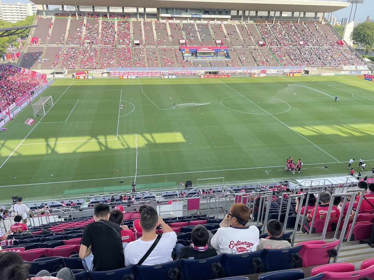 STakaishi08's tweet photo. ジーパンにMixtaのTシャツでサッカー観戦。急激に「サッカー生観戦したい」となって調べたら大阪ダービーが!
セレッソのホームスタジアムは球技専用で素晴らしい球場でした。
#mixta #levis #orangetab #levis505
#cerezoosaka #ヨドコウ桜スタジアム #古着 #vintage #古着好きと繋がりたい https://t.co/c6Xt2MKIQE