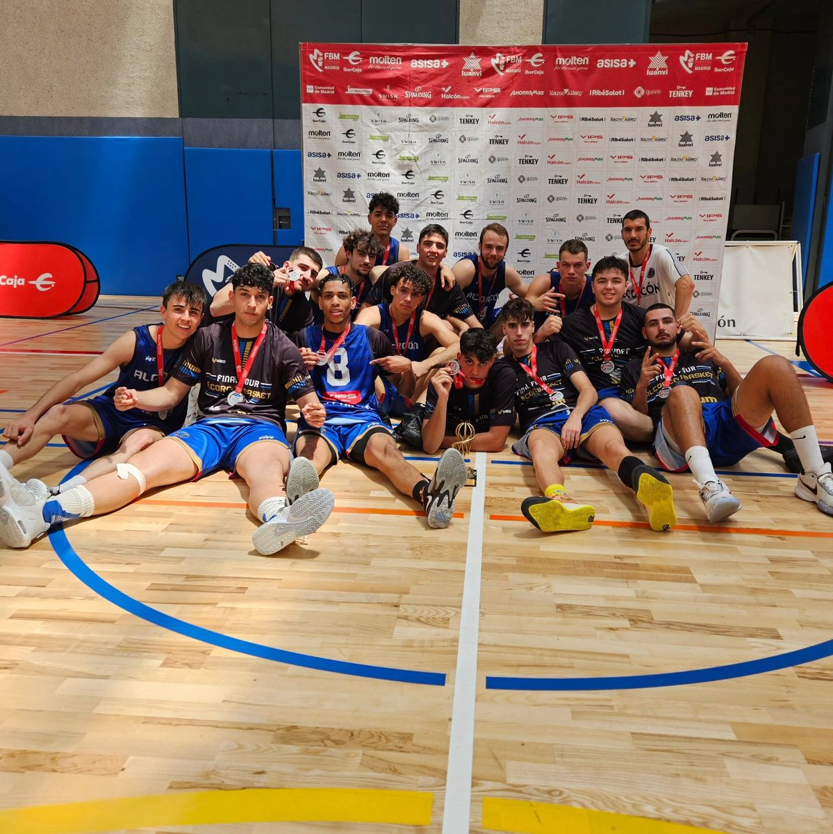 AlcorconBasket's tweet photo. 📢 Somos SUBCAMPEONES DE MADRID!! 🥈🏆

Enhorabuena por el temporadón que habéis hecho!! Cabeza alta y a disfrutarlo, nosotros estamos muy orgullosos de vosotros y de nuestra afición!! 😜😵‍💫

#goAB #canteraAB #alcorcon #basket @AlcorconDeporte @AytoAlcorcon @FBMadrid https://t.co/Wil8qb0KAd