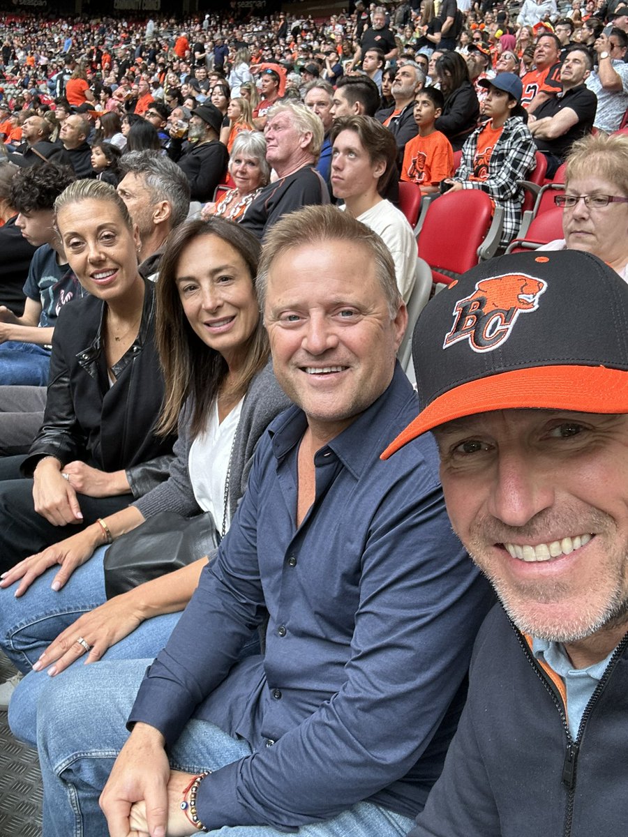 All smiles at the @bclions_official game yesterday! @rogers @canucks @canucksalumni #cfl #football #vancouver #alumni #community #weareallcanucks #teamrogers
