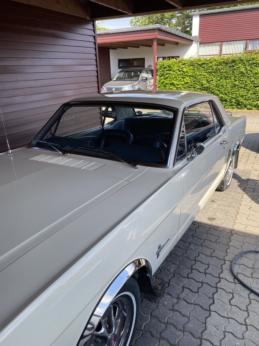 PerRishoj's tweet photo. Så blev fars Mustang 65’er vasket og poleret….😀😀 #FordMustang65 #Benzinduft #og #Lyd #Fornøjelse #Vask #og #Polering #skinnende #Rent https://t.co/5GL4VAsWHp