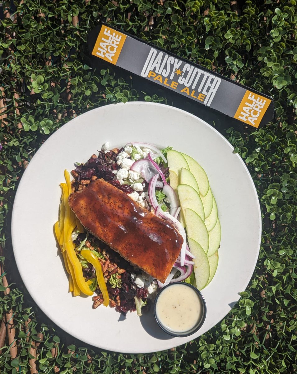 Today's Feature: A Honey Garlic Glazed Salmon Salad w/ mixed greens, sliced apples, red onions, goat cheese, craisins, candied pecans & yellow bell peppers. 
Pair with pint of Daisy Cutter IPA from Half Acres for a perfect Father's Day meal
#pib #putinbay #lakeerie @HalfAcreBeer