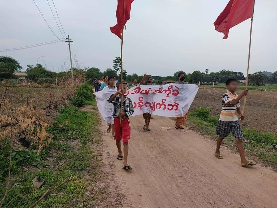 ShweZin50281600's tweet photo. Residents, teachers and parents from Letpadaung Taung village, Salingyi, rallied today in voicing out their oppositions to Illegitimate Military ruling.  #2023Jun18Coup #AcceptNUGRejectMilitary #WhatsHappeningInMyanmar https://t.co/CyBR4eHk8c
