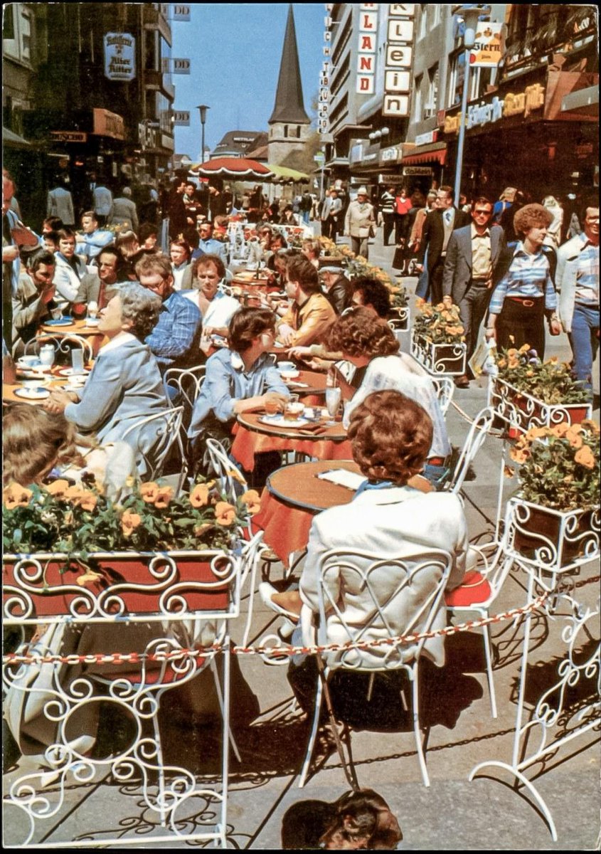 Das Foto zeigt die Essener Innenstadt Ende der 1970er Jahre. Schaut euch an, was die Migration aus Nahost und Afrika daraus gemacht hat. Das waren CDU, SPD, FDP und Grüne. Es braucht eine politische Wende, sonst gehen hier die Lichter endgültig aus. #AfD #Essen #Ruhrgebiet