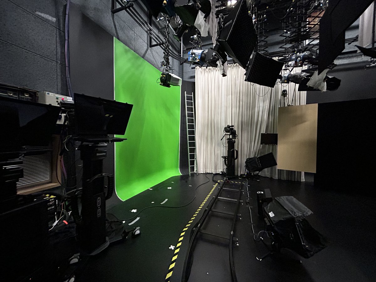 CedricStrapart's tweet photo. 📽️Quand tes élèves de CM2 découvrent les studios d’ARTE Journal Junior à Strasbourg ! Le BONHEUR 🙏🏻Merci ! 🇫🇷 Danke ! 🇩🇪 @EducARTEfr @ARTEfr pour cette visite inoubliable et ces échanges enrichissants. 🥰#Sinformer #EducMediasInfo #SPME2023 #CLEMI https://t.co/u9wtrVpfJF