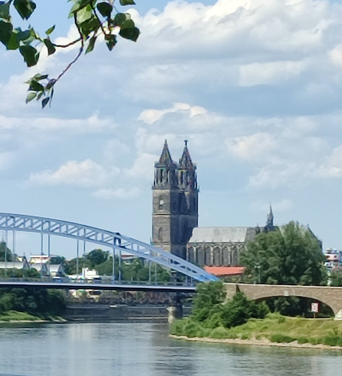 FoggyViolet's tweet photo. Heute vom #Domfelsen nach #Buckau zum Kunstmarkt und wieder zurück flaniert. ❤ Und der #Dom hat wieder eine gute Figur gemacht. https://t.co/jqckFys5Sq