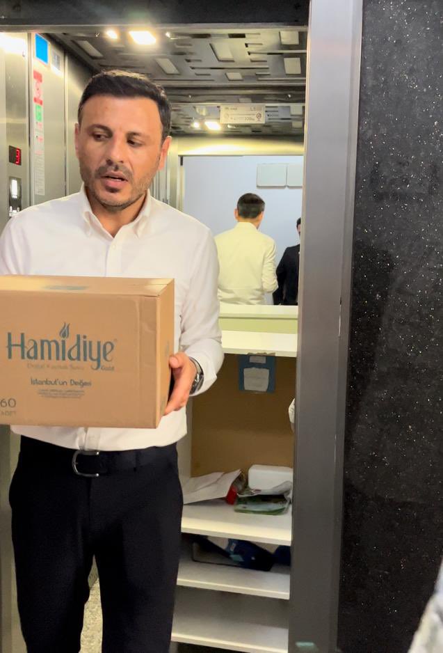 Zalimin zulmüne, zemherinin ayazına uğrayan kim varsa yanındayız! 

İBB Başkanımız Ekrem İmamoğlu’nu misafir ettiği için günlerdir zulme uğrayan, Muhtarlık Binası yıkıma zorlanan Şirinevler Mahalle Muhtarımız İbrahim Güzel’in Muhtarlık Merkezini İBB’nin tahsis ettiği yeni yerine