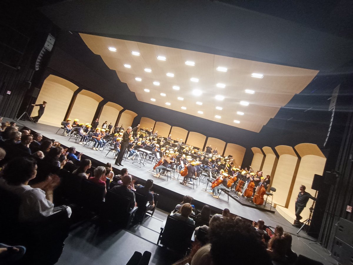 Les petits musiciens d'El Camino terminent leur année au Foirail à #Pau pour la première fois. Devant les familles ravies, le chef d'orchestre Fayçal Karoui salue le travail des enfants et de toute l'équipe pédagogique. <a href="/LaRepDpyrenees/">La Rép des Pyrénées</a>