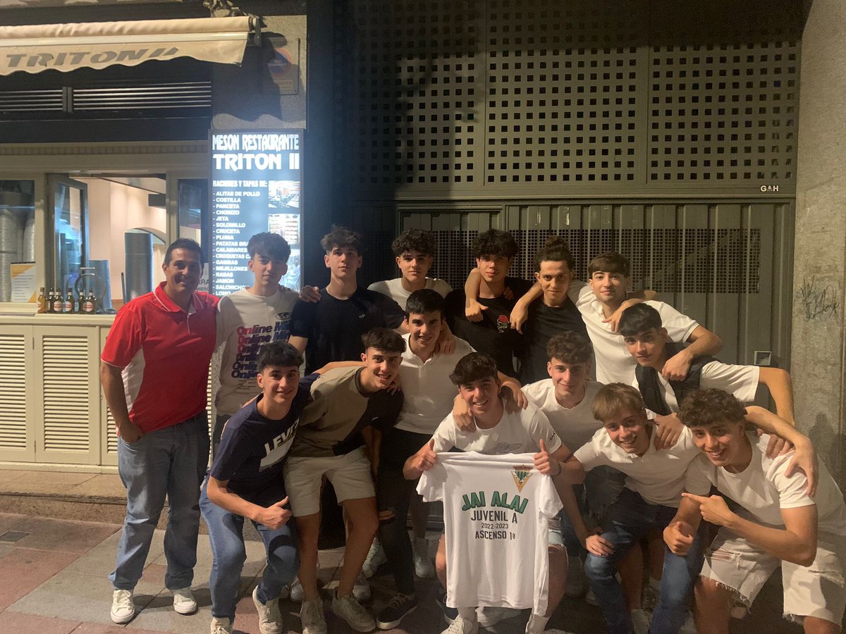 Ayer dimos por finalizada la gran temporada del Juvenil A, no solo por el ascenso,si no por todos los momentos vividos en partidos y entrenamientos, recordaremos este año mucho tiempo. Gracias Pedro, Jesus, a los padres, afición (incondicionales 1983), todos somos uno, un EQUIPO.