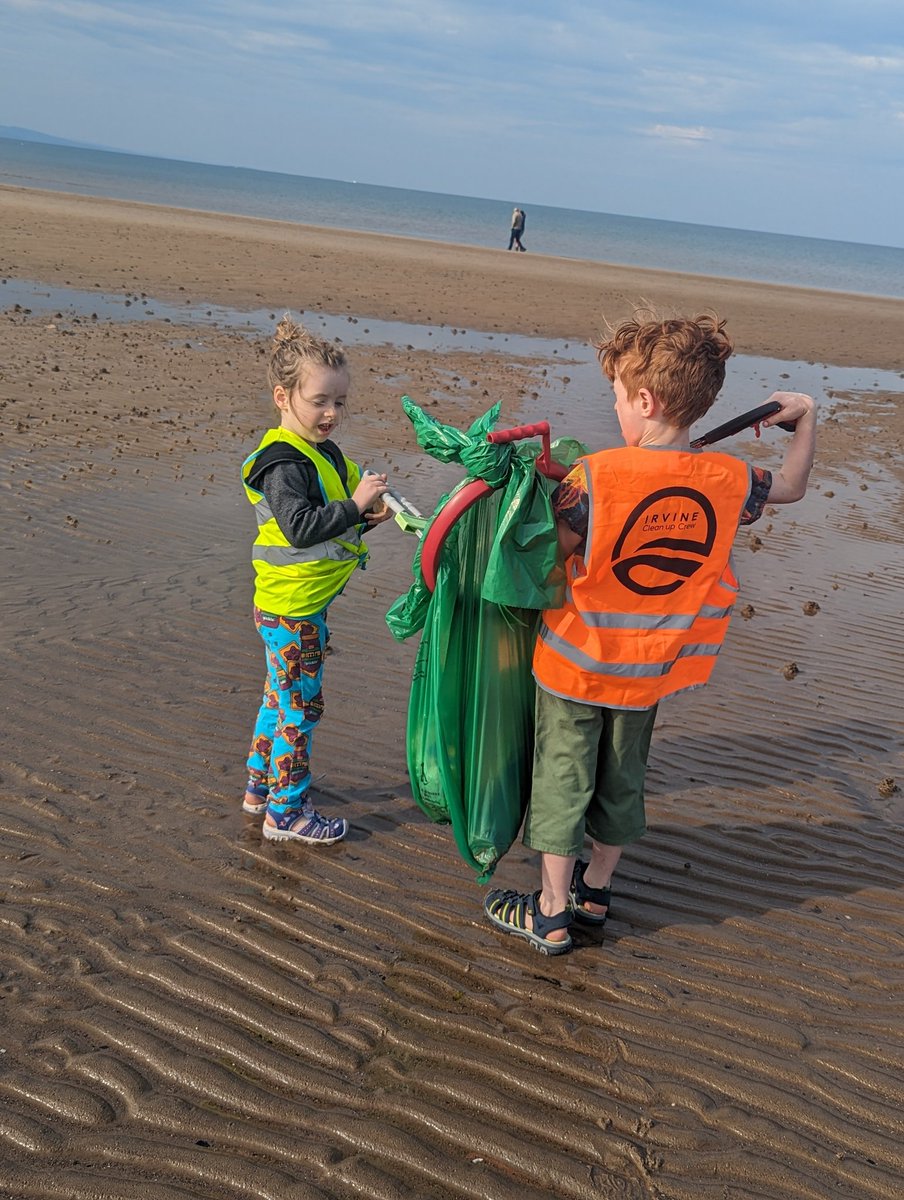 My wee environmentalists are doing their bit to help keep marine life safe from plastics alongside @IrvineBeach
It would be nice if everyone cared as much as they do. 

#loveirvinebeach #beachcleanup #protectmarineenvironments #keepscotlandbeautiful