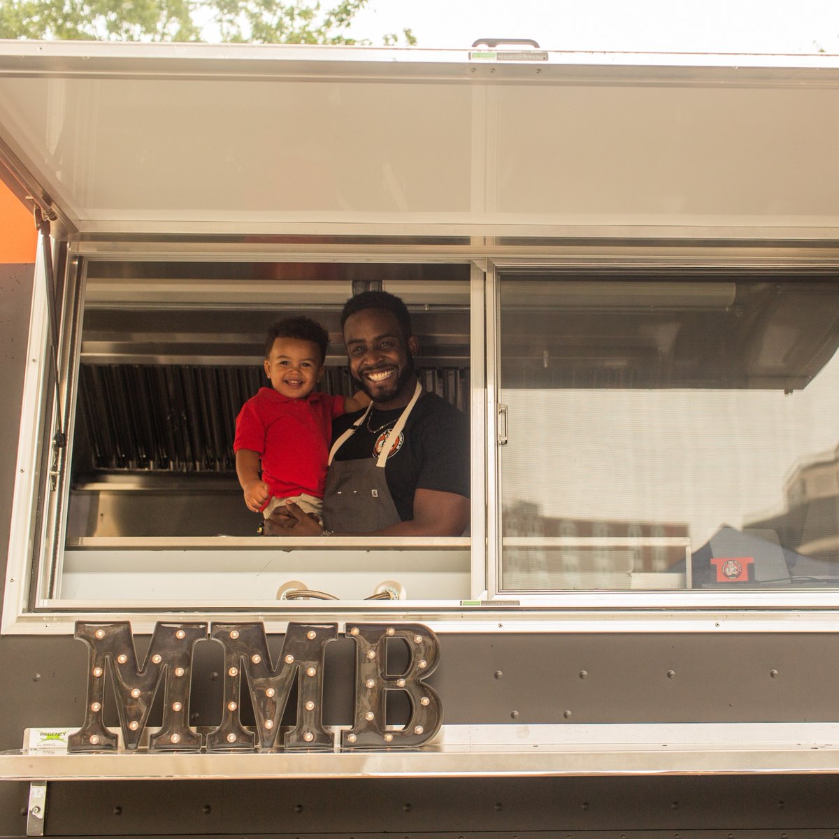 Happy Father's Day to all the great dads out there - including our very own Pitmaster &amp; Owner, Chef @theedreavis!🤩