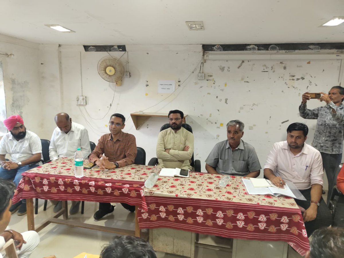 VinodChavdaBJP's tweet photo. આજરોજ તાલુકા પંચાયત કચેરી, દયાપર ખાતે 'બિપોરજોય' વાવાઝોડા સંદર્ભે વિવિધ વિભાગોના અધિકારીશ્રીઓ સાથે બેઠક યોજી અસરગ્રસ્ત લોકો એવમ્ ખેડુતોને જરૂરી કેશડોલ્સ મળી રહે તે માટે સર્વેની કામગીરી શરૂ કરવા, પશુઓ માટે ઘાસચારો વિગેરે મુદ્દાઓ પર વિસ્તૃત ચર્ચા કરી અસરગ્રસ્ત વિસ્તારોમાં (1/1) https://t.co/OqWP4Ey7UD