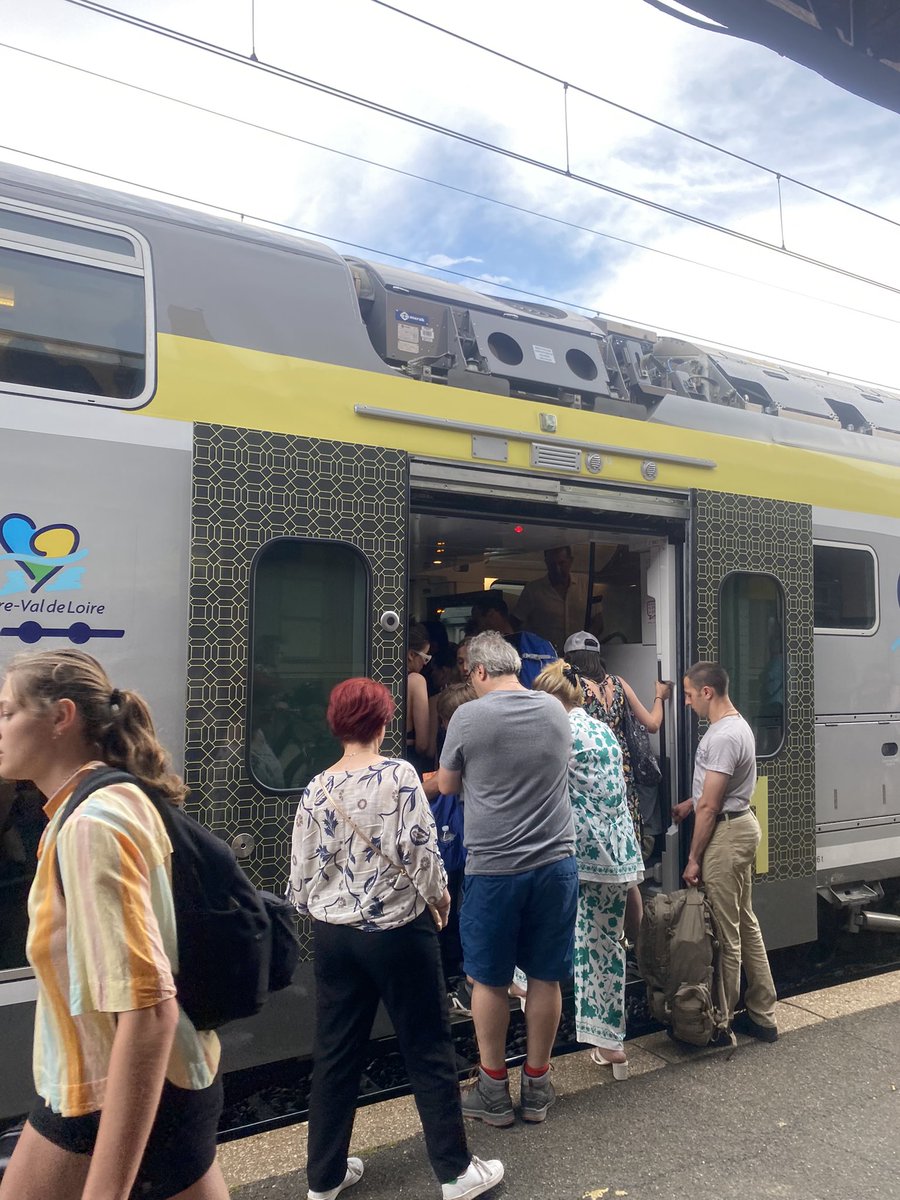 La <a href="/SNCFConnect/">SNCF Connect</a> ça ne vous dérange pas de surbooker vos trains? Impossible de monter dans le train Montargis - Paris de 17h51 ce jour. Et fermer les portes sur les voyageurs, honteux. Ravie de payer pour un service de merde #Inadmisible #sncf