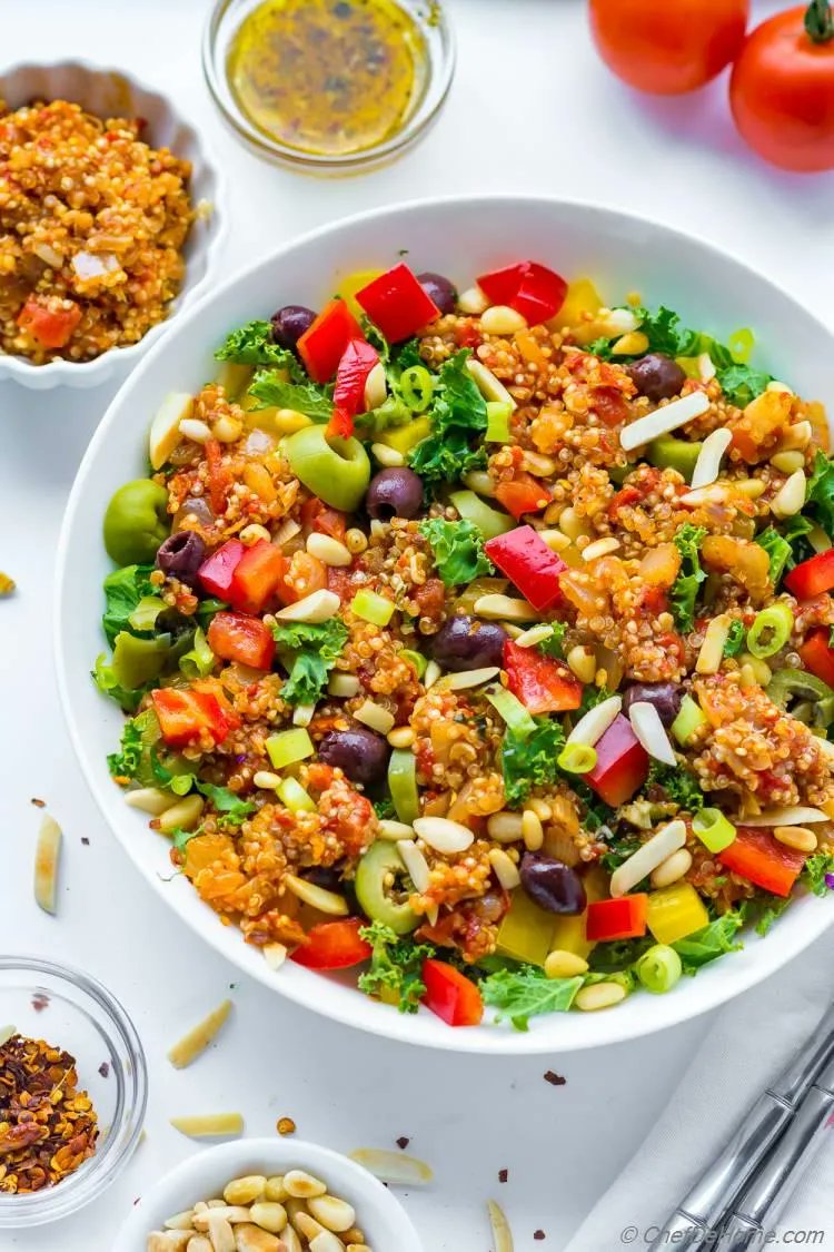 👉Ultimate Greek Quinoa Salad 🔗bit.ly/2VkNK3H Greek salad with quinoa cooked with tomato and roasted bell pepper sofrito dressed in delicious Greek dressing, with crunchy romaine, kale, and cucumber. A bowl so good for you and #healthy, it will become your fav dinner.