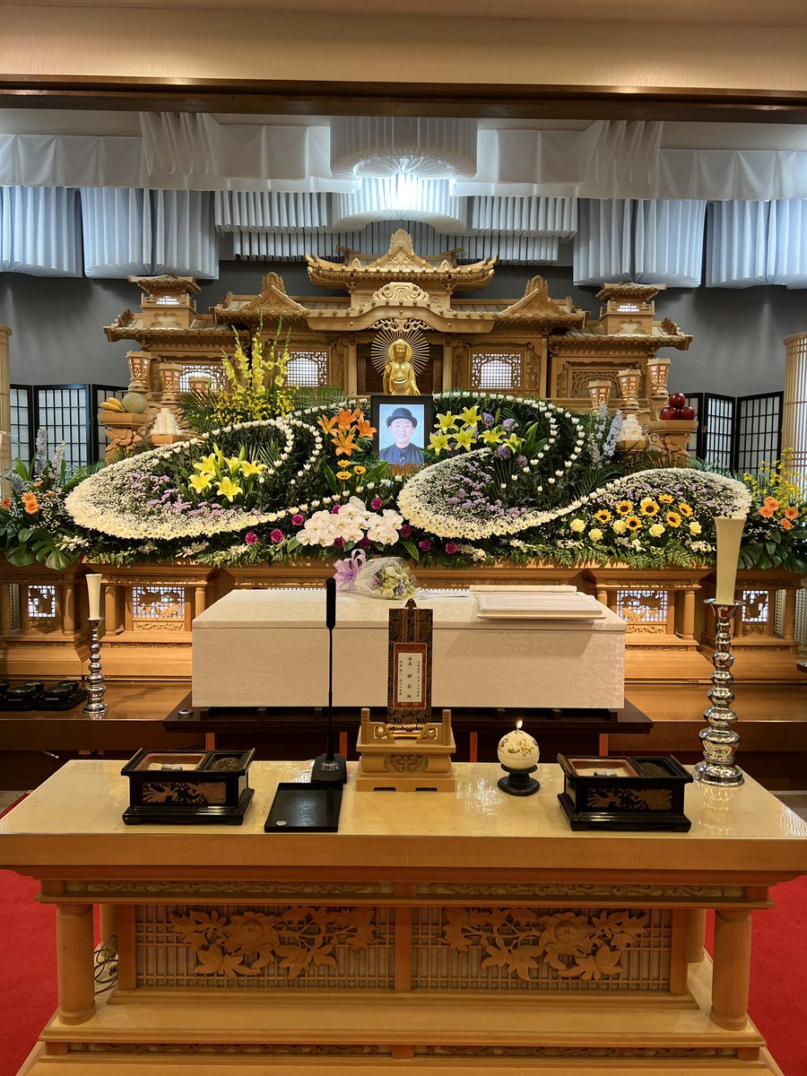 SijAcademy's tweet photo. 【お礼】
SIJ. ACADEMY プロデューサー

坂見誠二の通夜���び告別式を無事滞りなく執り行わせていただくことができました。
多方面より足を運んでいただき、また、多くの供花、御弔電誠にありがとうございました。

日が落ちる頃、西原村に大きな虹がかかりました。 https://t.co/hycaRfzcKF