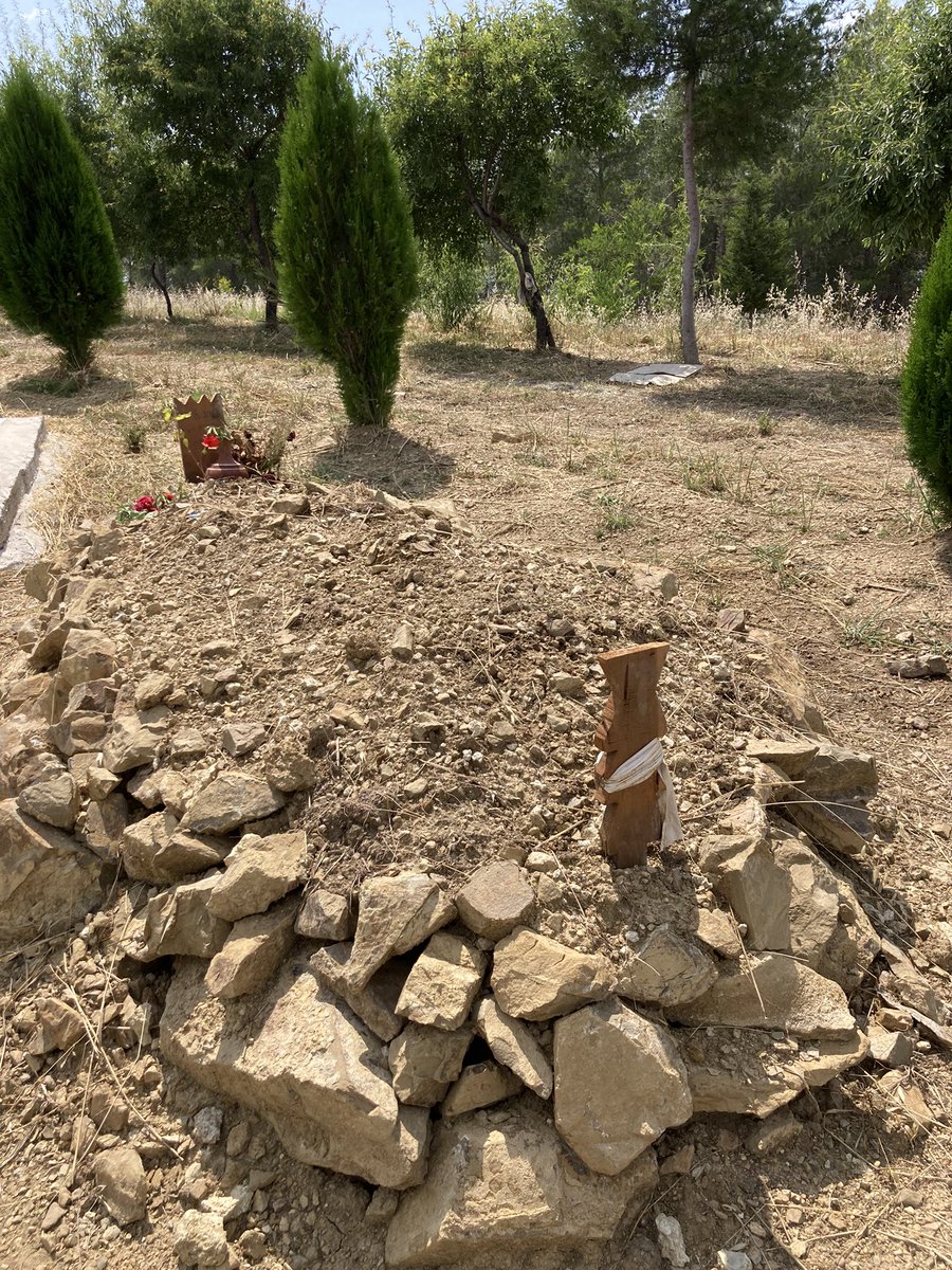 Bu sensiz geçen ilk babalar günü Babam,Yokluğuna alışmak o kadar zor ki Aslan Babam. Bu babalar gününde de hediyem baş ucuna bıraktığım güller ve ettiğim dualar olsun.Canım Babam her geçen gün özlemim daha da artıyor nurlar içinde uyu,ruhun şad mekanın cennet olsun inşallah 🙏🏻