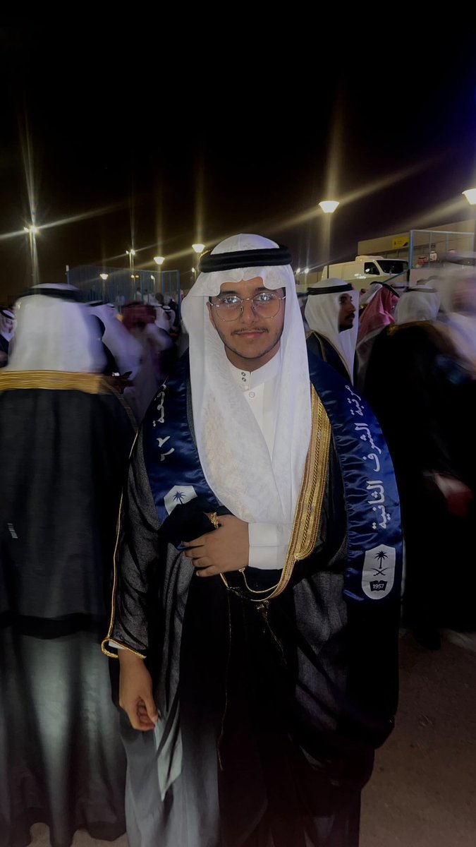 azooz_fn's tweet photo. ابشركم الحمدلله تخرجت https://t.co/qR1i6oJ6v2