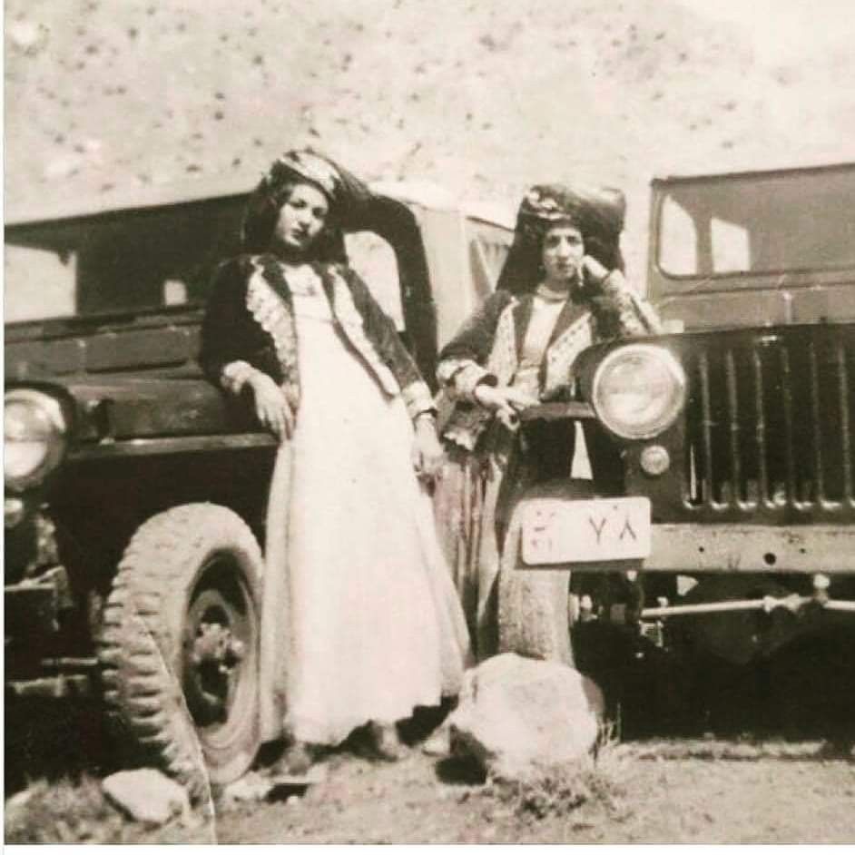 Kürt kızları ata biner de arabaya binemez mi? Kirmanşah'ta geleneksel giysili iki Kürt kızı, 1960'lar,