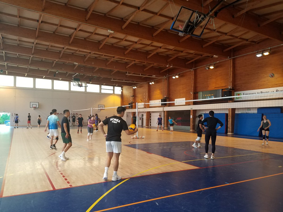 hpmelone's tweet photo. Tournoi de #Volleyball organisé par l'#ASBRvolley
✅Une trentaine d'équipes issues de toute l'#IledeFrance
✅>200 personnes réunies ajd au gymnase des #BasCoquarts
👏 aux participant(e)s
🙏 aux organisateurs bénévoles pour cette manifestation sportive
#BourglaReine
#LabelVAS
🏐👇 https://t.co/ep7tMhX0de