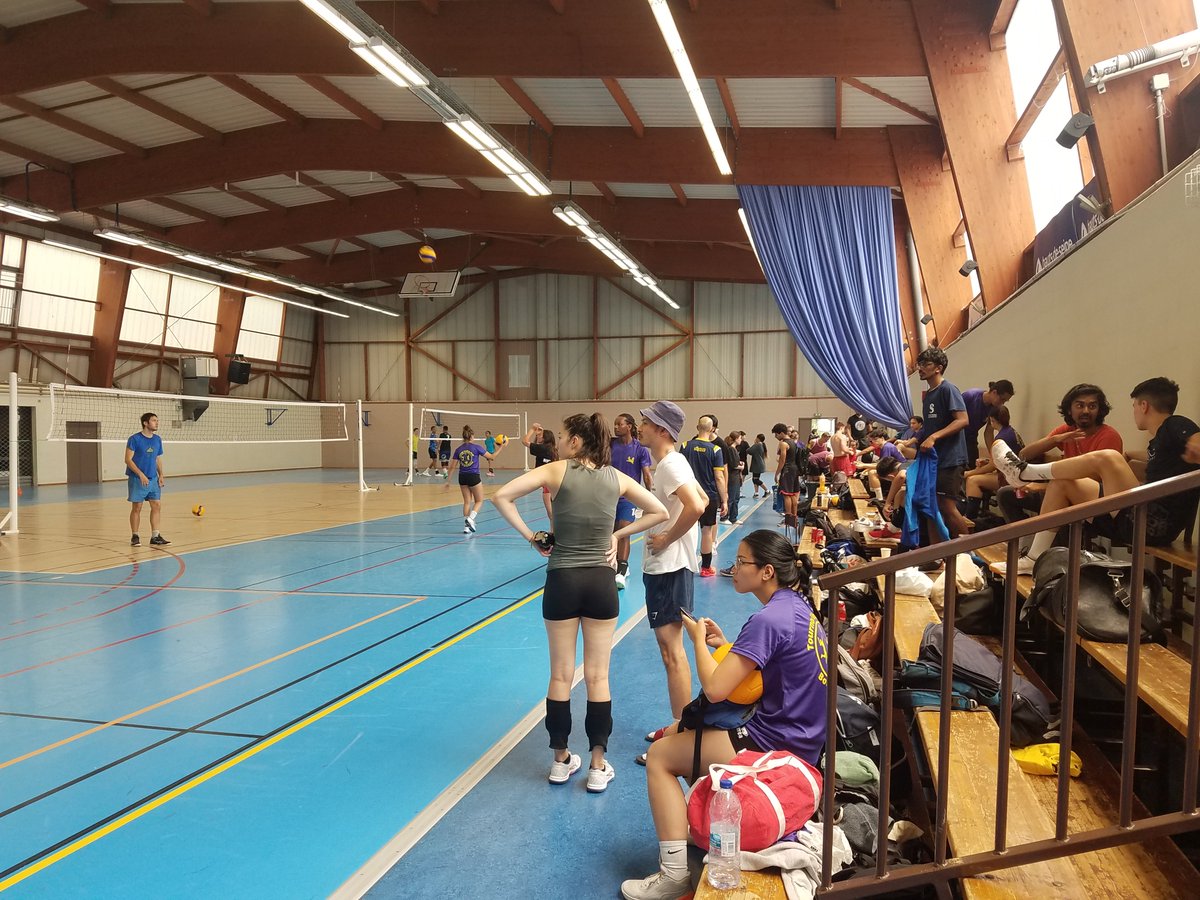 hpmelone's tweet photo. Tournoi de #Volleyball organisé par l'#ASBRvolley
✅Une trentaine d'équipes issues de toute l'#IledeFrance
✅>200 personnes réunies ajd au gymnase des #BasCoquarts
👏 aux participant(e)s
🙏 aux organisateurs bénévoles pour cette manifestation sportive
#BourglaReine
#LabelVAS
🏐👇 https://t.co/ep7tMhX0de