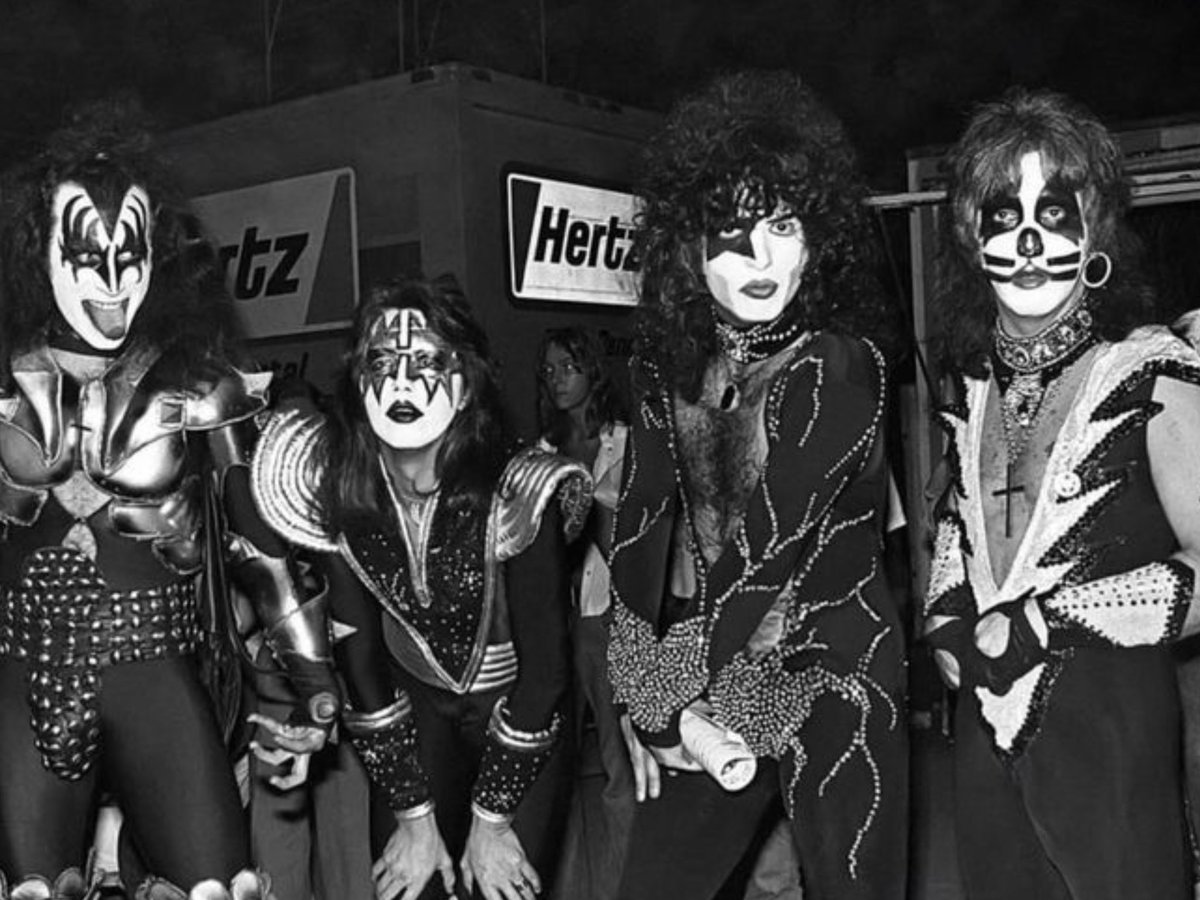 Look at those Pristine stage costumes!! Date 4 in them. Jersey City Roosevelt Stadium. July 10, 1976. The MEGA BIGTIME was at hand. Onward- to being the biggest band on earth awaits. SOON.
#KISStory #KISS50th