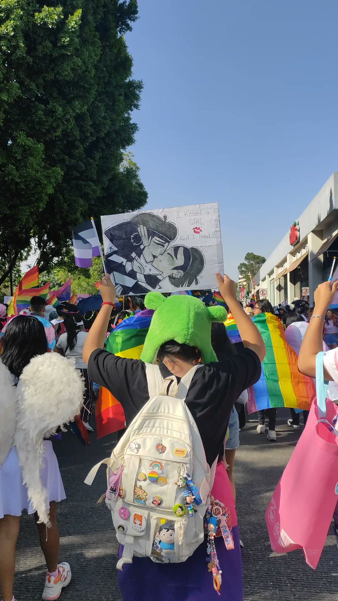Por cierto ayer fui al Pride y miren este cartel kahlopatra y no pude evitar tomarle foto