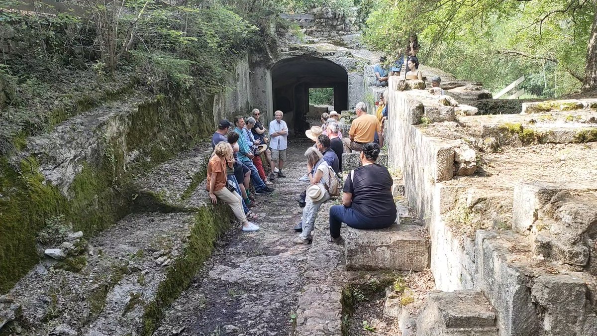 Pour clôturer ces @journees_archeo #JEArcheo en #HauteProvence Yann Codou @Cepam raconte sur site l'histoire du prieuré de #Carluc à Céreste, et celle des recherches #archéologiques qui y ont été conduites. Merci Yann Codou, Philippe Borgard, le public était attentif et content !