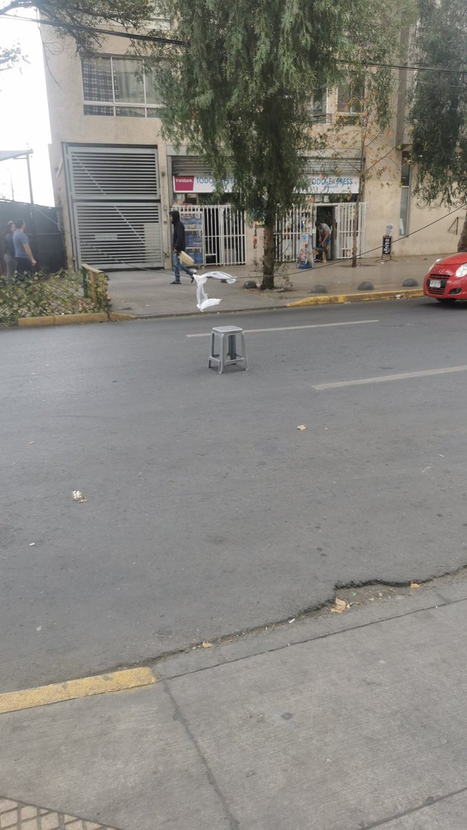 restnom's tweet photo. @muniecentral @24HorasTVN @meganoticiascl en avenida Ecuador 4626 ahí cable corgando a la mitad de la vía  por favor venir a ver lo antes posible https://t.co/fuNO9Kotax