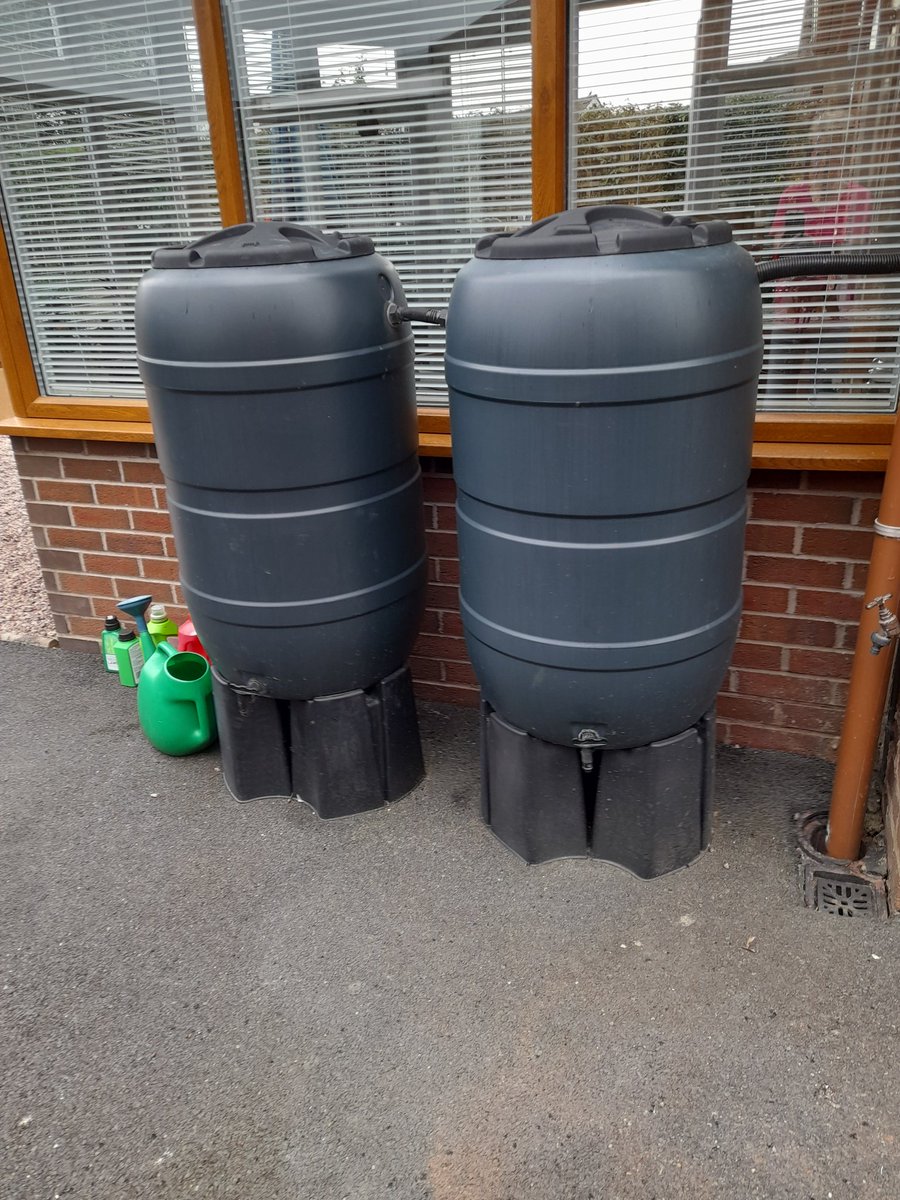 Our water butts were empty yesterday but, after last night's 'sprinkling' of rain the one at front of the house is full, as is the main one at back of the house 😀 Looking at the two at back of the house...think we can/should put a third one there 👍