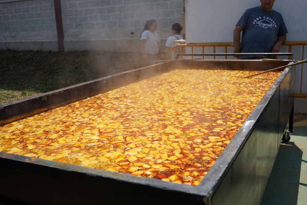 Domingo taurino con encierro y capea popular y jornada de convivencia entre los vecinos de Ayto. de Carrascal de Barregas en torno a la paella preparada para 1.000 personas.