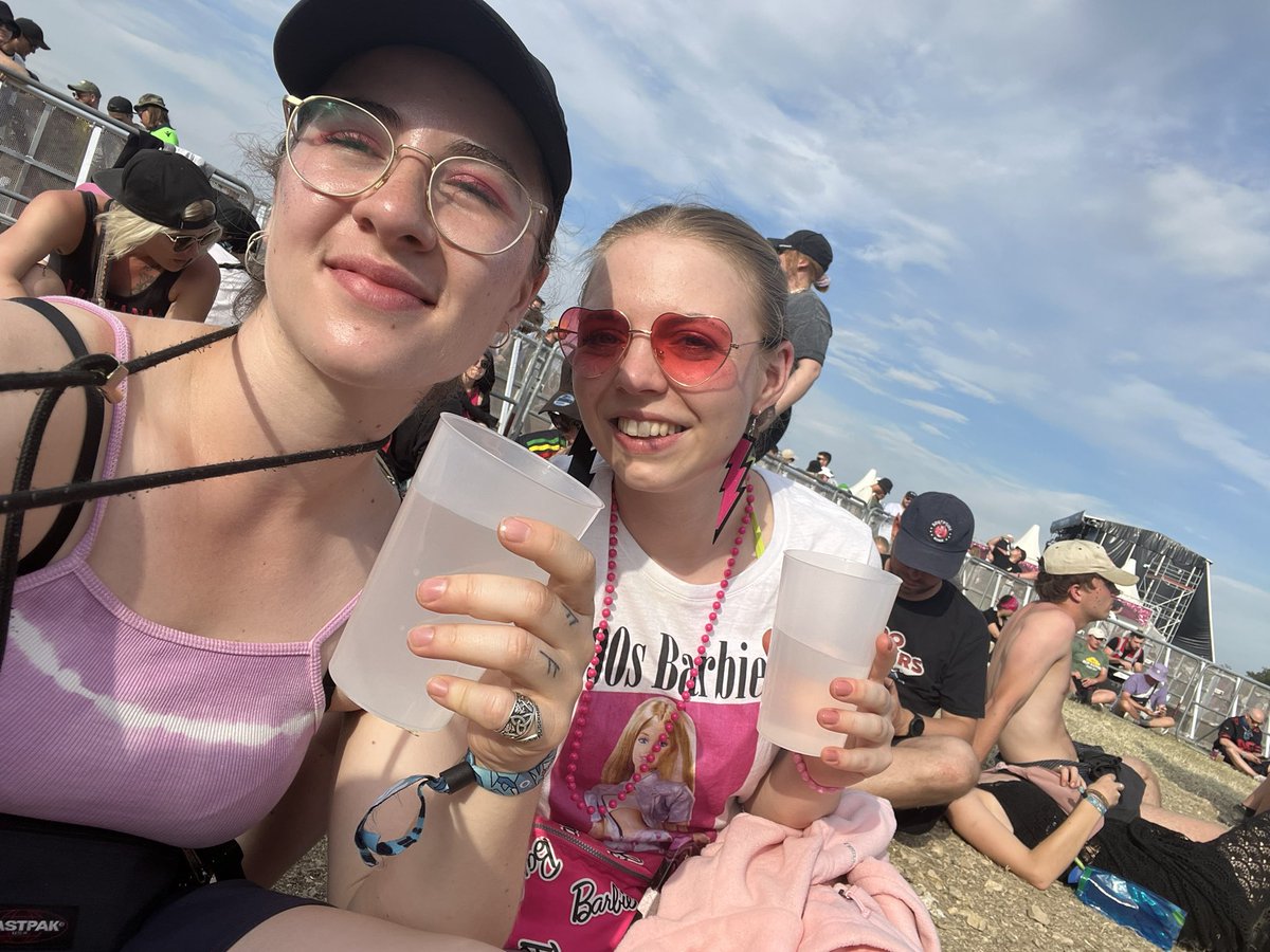 laura 🌻 tweet media