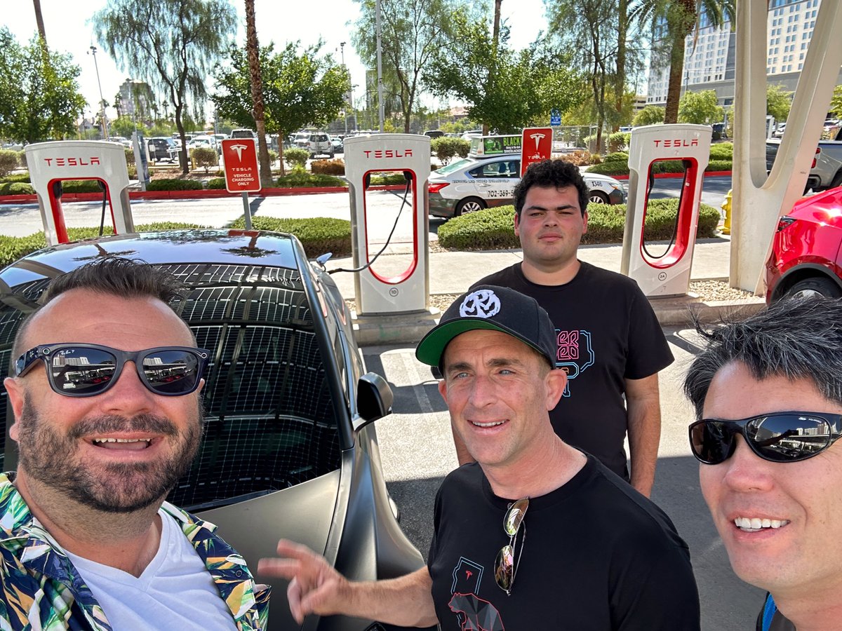 ChargePozitive's tweet photo. @BLKMDL3 @dictionaryhill @masegoslin @RateYourCharge Nice to see you out here!
2 of the the destination chargers were down #RateYourCharge best place to park a Tesla near the #LasVegasStrip https://t.co/YIcSuwINYm