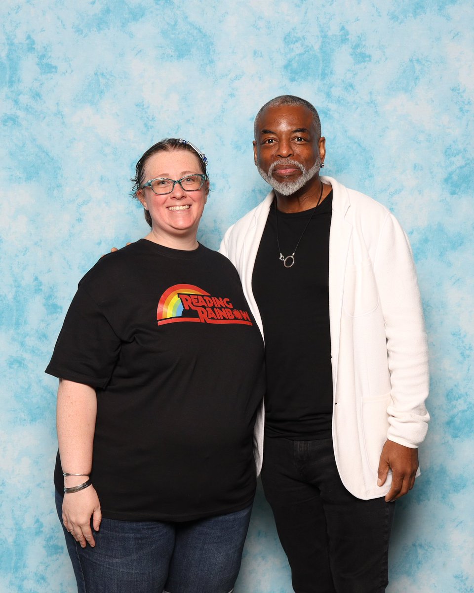 knerdyknitster's tweet photo. @levarburton I’m a huge fan of yours and got my picture taken with you at @AwesomeCon today but you had to leave before I got your autograph. Is there a way to get an autograph still? https://t.co/JHbeHkKLrv