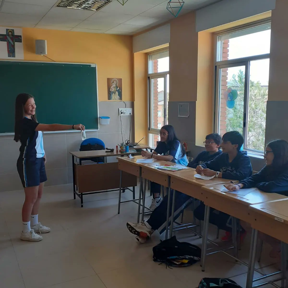 Los alumnos de 2° de ESO han realizado un debate en la asignatura de Lengua para trabajar el tema del héroe en la Literatura.
#colegiopaulamontal #lenguaespañola