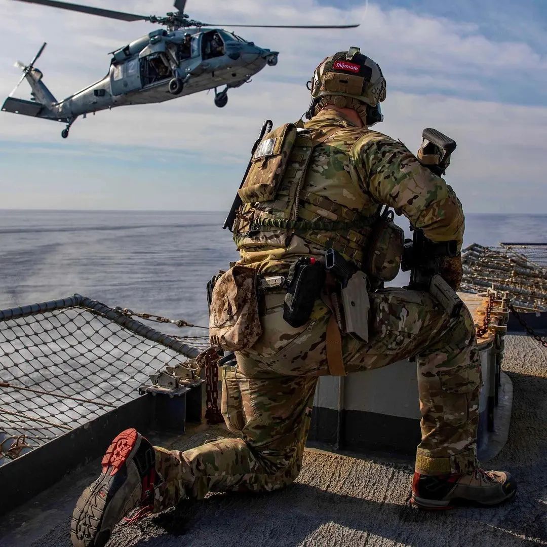 🇺🇸East-coast-based U.S. Navy SEALs conduct a VBSS exercise aboard the USS Leyte Gulf, 2023.

#usnavy #usnavyseals #usnavyseal #navalspecialwarfare #nsw #specialoperations #specialoperationsforces #sof #navyseals