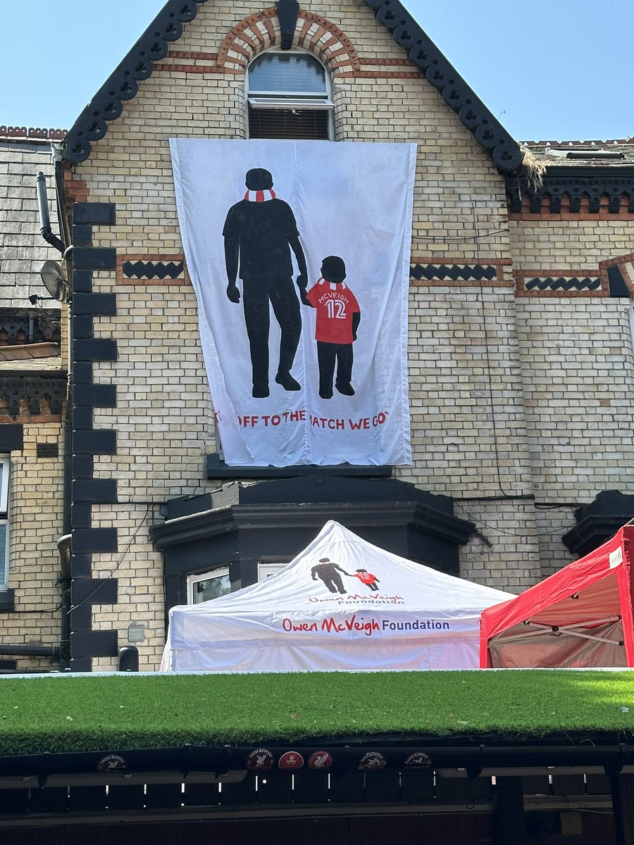 Fri 16th Been a busy bee today .. 1st the gym <a href="/DavidLloydUK/">David Lloyd Clubs</a> , then helping the foundation (<a href="/mcveigh_owen/">Owen McVeigh FD</a> ) prepare for their charity event  17th and helping out a friend … 
Next a little road trip to the hud to sort my hair out and to see my bro 😎