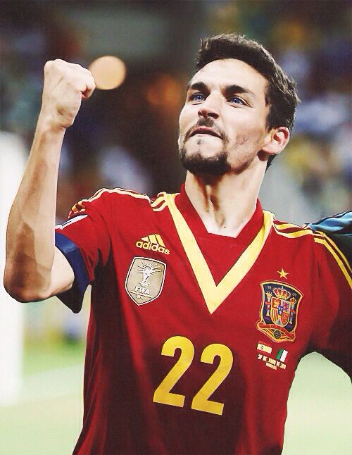 -Primer jugador de la historia en ganar Mundial, Eurocopa y Nations League.

-Jugador con más partidos de la historia del Sevilla.

-Jugador más veterano en ir a la selección (37 años)

Jesús Navas González. Incombustible.